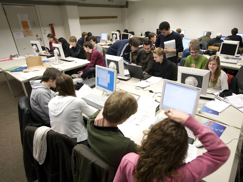 Studierende beim Programmieren in einer Laborübung